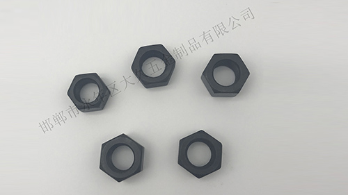 在大久五金看來，六角螺母是將機(jī)械設(shè)備緊密連接起來的重要零件